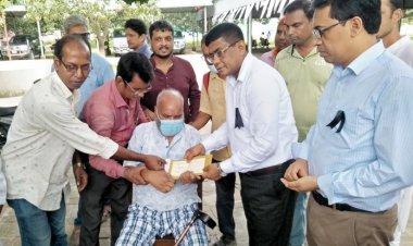 চাঁপাইনবাবগঞ্জে অনুদান পেলেন তিন সাংবাদিক