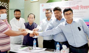 চাঁপাইনবাবগঞ্জে  বিভিন্ন জটিল রোগে আক্রান্তদের মাঝে চেক ও সামগ্রী বিতরণ