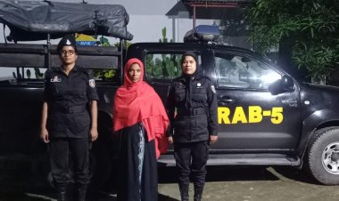চাঁপাইনবাবগঞ্জে র্যাবের অভিযানে চোলাই মদসহ এক নারী আটকarrested with liquor