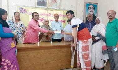 চাঁপাইনবাবগঞ্জে প্রধানমন্ত্রীর আর্থিক অনুদানের চেক প্রদান