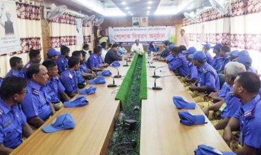 নাচোলে গ্রাম পুলিশদের মধ্যে পোশাক বিতরণ