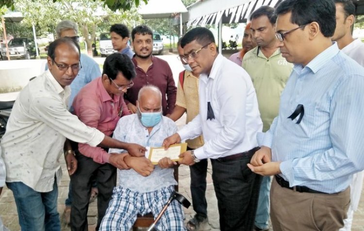 চাঁপাইনবাবগঞ্জে অনুদান পেলেন তিন সাংবাদিক