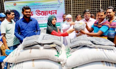 গোমস্তাপুরে কৃষকদের মধ্যে বিনামূল্যে মাসকলাইয়ের বীজ ও সার বিতরণ