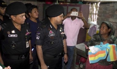 নাটোরে আলোচিত শিশু মাতা ও সন্তানকে দেখতে র্যাব-৫ অধিনায়ক