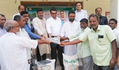 কৃষকের মধ্যে বিনামূল্যে মাসকলাইয়ের বীজ ও রাসায়নিক সার বিতরণ
