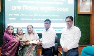 চাঁপাইনবাবগঞ্জে স্বেচ্ছাসেবী সংগঠনের মধ্যে সমাজ কল্যাণের চেক বিতরণ