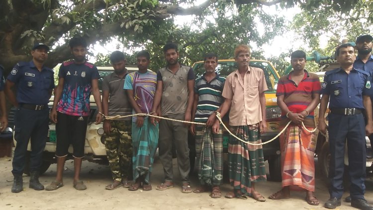 জেলা পুলিশের অভিযানে গরু,টাকা,পিকআপ উদ্ধার ও গরু চোর চক্রের ৭ সদস্য গ্রেফতার