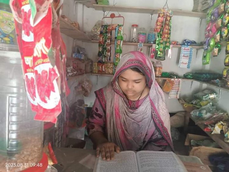 গোমস্তাপুরে অর্থের অভাবে কলেজে ভর্তি বন্ধ- মেধাবী ছাত্রী মোসলেমা পড়তে চায়