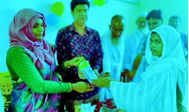 শিক্ষার্থীদের মাঝে দুদকের পুরস্কার বিতরণ