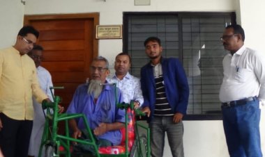 ভ্যান হারিয়ে দিশেহারা দুই পা হারানো জেন্টুর পাশে ইউএনও