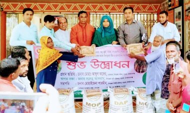 নাচোলে কৃষকদের মাঝে সার ও বীজ বিনামূল্যে বিতরণ