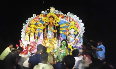 প্রতিমা বিসর্জনের মধ্যদিয়ে শেষ হলো দুর্গাপূজা