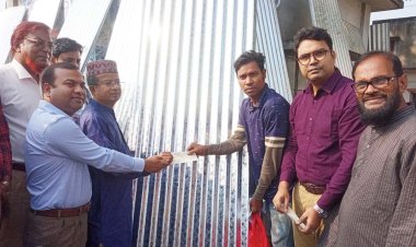 শিবগঞ্জে ঢেউটিন ও আর্থিক সহায়তার চেক বিতরণ