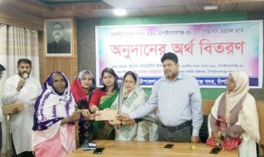 চাঁপাইনবাবগঞ্জে গরিব দুস্থ মানুষের মাঝে চেক বিতরণ