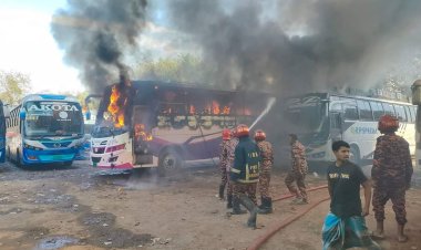 চাঁপাইনবগঞ্জে একটি কোচ বাসে অগ্নিকাণ্ড