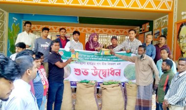 নাচোলে ক্ষুদ্র ও পান্তিক কৃষকদের মধ্যে বীনামূল্যের হাইব্রিড ধান বীজ বিতরণ