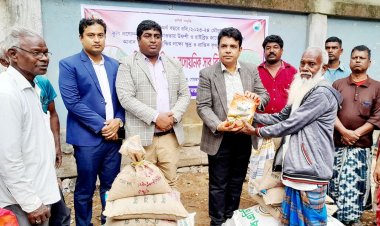 গোমস্তাপুরে কৃষককে হাইব্রিড জাতের ধান ও রাসায়নিক সার বিতরণ