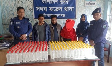 চাঁপাইনবাবগঞ্জে মা-ছেলে বাংলা মদসহ আটক