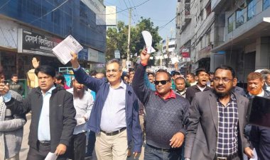 নির্বাচন বর্জনের আহবান জানিয়ে সাধারণ ও পেশাজীবি মানুষের মাঝে বিএনপি’র লিফলেট বিতরণ