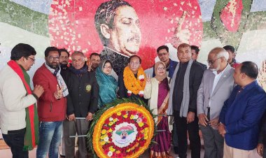 চাঁপাইনবাবগঞ্জে বঙ্গবন্ধুর প্রতিকৃতিতে ফুল দিয়ে আব্দুল ওদুদের শ্রদ্ধা