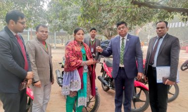 মোটরসাইকেল পেলেন গ্রাম আদালতের ম্যানেজার ও সমন্বয়কারীরা