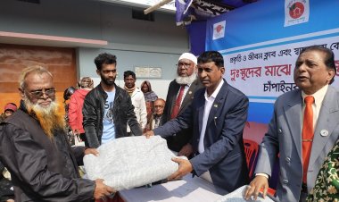 চাঁপাইনবাবগঞ্জে প্রকৃতি ও জীবন ক্লাব'র উদ্যোগে অসহায় ও দুঃস্থ মানুষের মাঝে শীতবস্ত্র বিতরণ