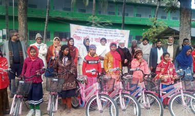 গোমস্তাপুরে ক্ষুদ্র নৃগোষ্ঠী শিক্ষার্থীদের মধ্যে শিক্ষাবৃত্তি ও বাইসাইকেল বিতরণ