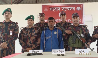 চাঁপাইনবাবগঞ্জে বিজিবির অভিযানে বিদেশি পিস্তল-গুলিসহ একজন আটক
