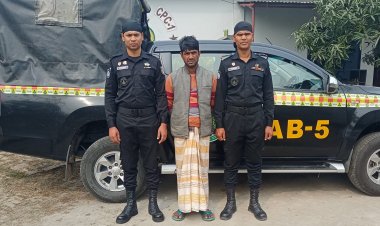 ভোলাহাটের কুখ্যাত ডাকাত সরদার আলমকে ফেনসিডিলসহ গ্রেপ্তার করেছে র্যাব