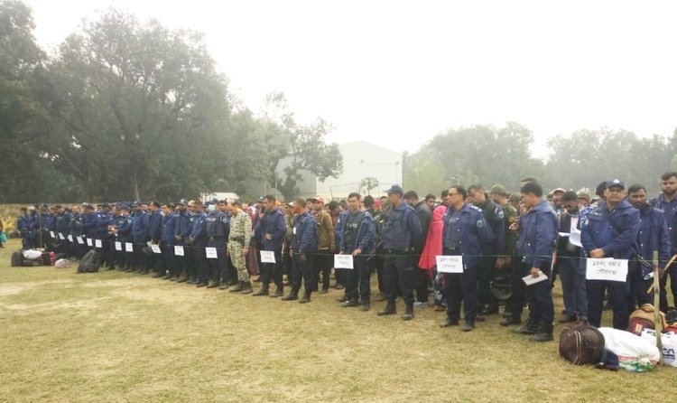 নির্বাচন উপলক্ষ্যে আইনশৃঙ্খলা বাহিনীর সদস্যদের ব্রিফিং প্যারেড অনুষ্ঠিত 