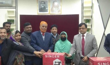 চাঁপাইনবাবগঞ্জে জেলা পরিষদের অর্থায়নে নারীদের মাঝে সেলাই মেশিন বিতরণ