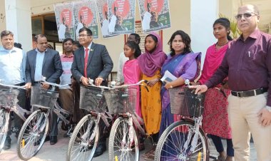 চাঁপাইনবাবগঞ্জে শিক্ষা বৃত্তি ও বাইসাইকেল বিতরণ