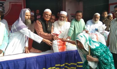 চাঁপাইনবাবগঞ্জে শংকরবাটিতে যাকাতের পণ্য দুস্থ মানুষের মাঝে বিতরণ