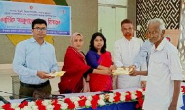 চাঁপাইনবাবগঞ্জ সদর ও শিবগঞ্জ ৯২ রোগীর মাঝে চেক বিতরণ