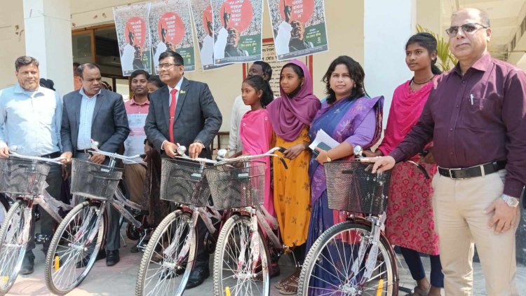 চাঁপাইনবাবগঞ্জে শিক্ষা বৃত্তি ও বাইসাইকেল বিতরণ