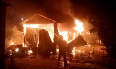 শিবগঞ্জে অগ্নিকাণ্ডে প্রায় দেড় কোটি টাকার ক্ষয় ক্ষতি