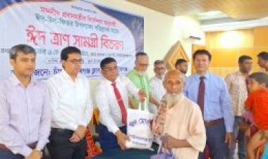 চাঁপাইনবাবগঞ্জে দরিদ্রদের মাঝে ঈদ সামগ্রী বিতরণ করেন নবাবগঞ্জ ক্লাব