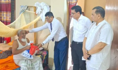 চাঁপাইনবাবগঞ্জে মহানন্দা প্রবীণ নিবাসে শাড়ি লুঙ্গি ও ইফতার দিলেন জেলা প্রশাসক