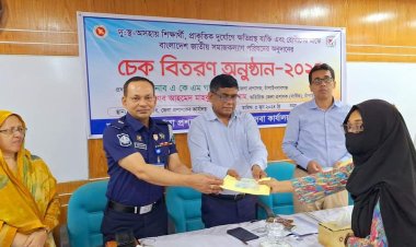 চাঁপাইনবাবগঞ্জে অনুদানের চেক বিতরণ