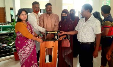 চাঁপাইনবাবগঞ্জে দুস্থ মহিলাদের মাঝে সেলাই মেশিন বিতরণ