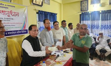 জেলা ট্রাক ও কাভার্ডভ্যান শ্রমিক ইউনিয়নের  অনুদানের চেক প্রদান