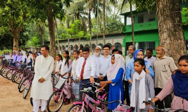 গোমস্তাপুরে শিক্ষাবৃত্তি ও বাইসাইকেল বিতরণ করেন জেলা প্রশাসক