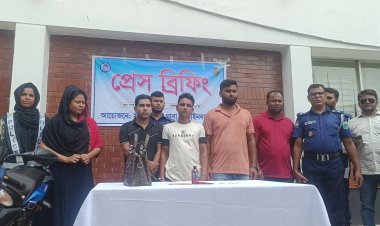 চাঁপাইনবাবগঞ্জের দুর্ধর্ষ ভটা চোরসহ পাঁচজন গ্রেপ্তার ও স্বর্ণালংকার এবং মাদক উদ্ধার 