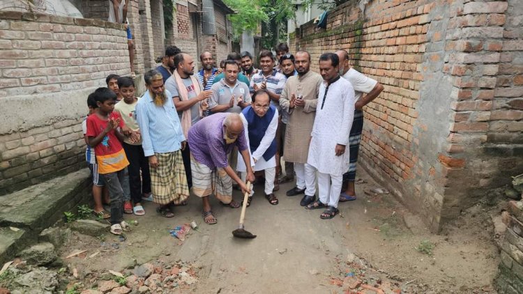 চাঁপাইনবাবগঞ্জের পৌর এলাকায় ৪টি সিসি রাস্তা নির্মাণ কাজের উদ্বোধন করেন আব্দুল ওদুদ