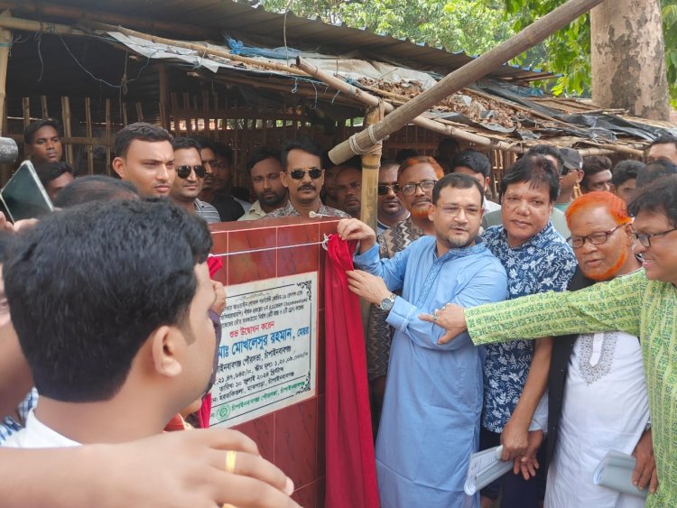 চাঁপাইনবাবগঞ্জে পৌরসভায় ৪টি রাস্তা ও দুটি ড্রেন নির্মাণ কাজের উদ্বোধন করেন মোখলেসুর রহমান