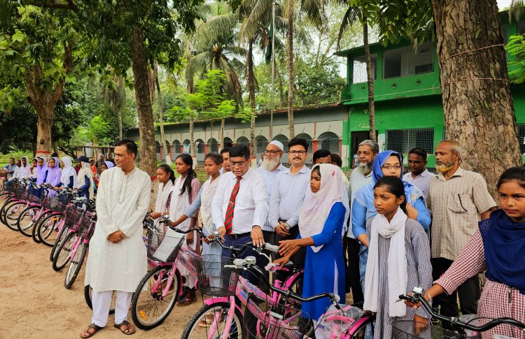 গোমস্তাপুরে শিক্ষাবৃত্তি ও বাইসাইকেল বিতরণ করেন জেলা প্রশাসক