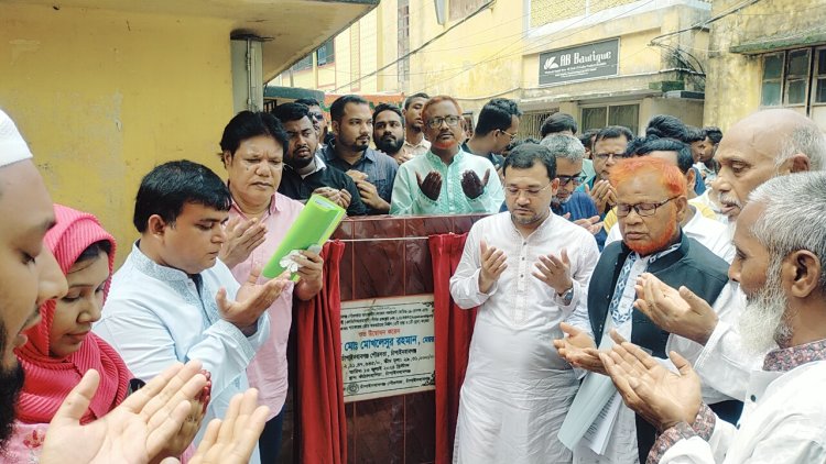 চাঁপাইনবাবগঞ্জে রাস্তা ও ড্রেন নির্মাণ কাজের উদ্বোধন করলেন পৌর মেয়র মোখলেসুর