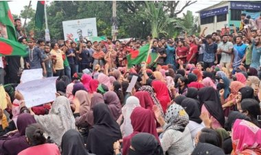 চাঁপাইনবাবগঞ্জে মহাসড়ক অবরোধ করে বিক্ষোভ-সমাবেশ করেছে শিক্ষার্থীরা