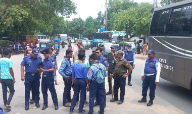 এক সপ্তাহ পর চাঁপাইনবাবগঞ্জে যান চলাচল নিয়ন্ত্রণে কাজ শুরু করেছে ট্রাফিক পুলিশ