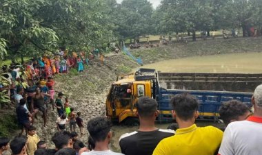 শিবগঞ্জে নিয়ন্ত্রণ হারিয়ে ট্রাক খাদে পড়ে প্রাণ গেল দুই শ্রমিকের
